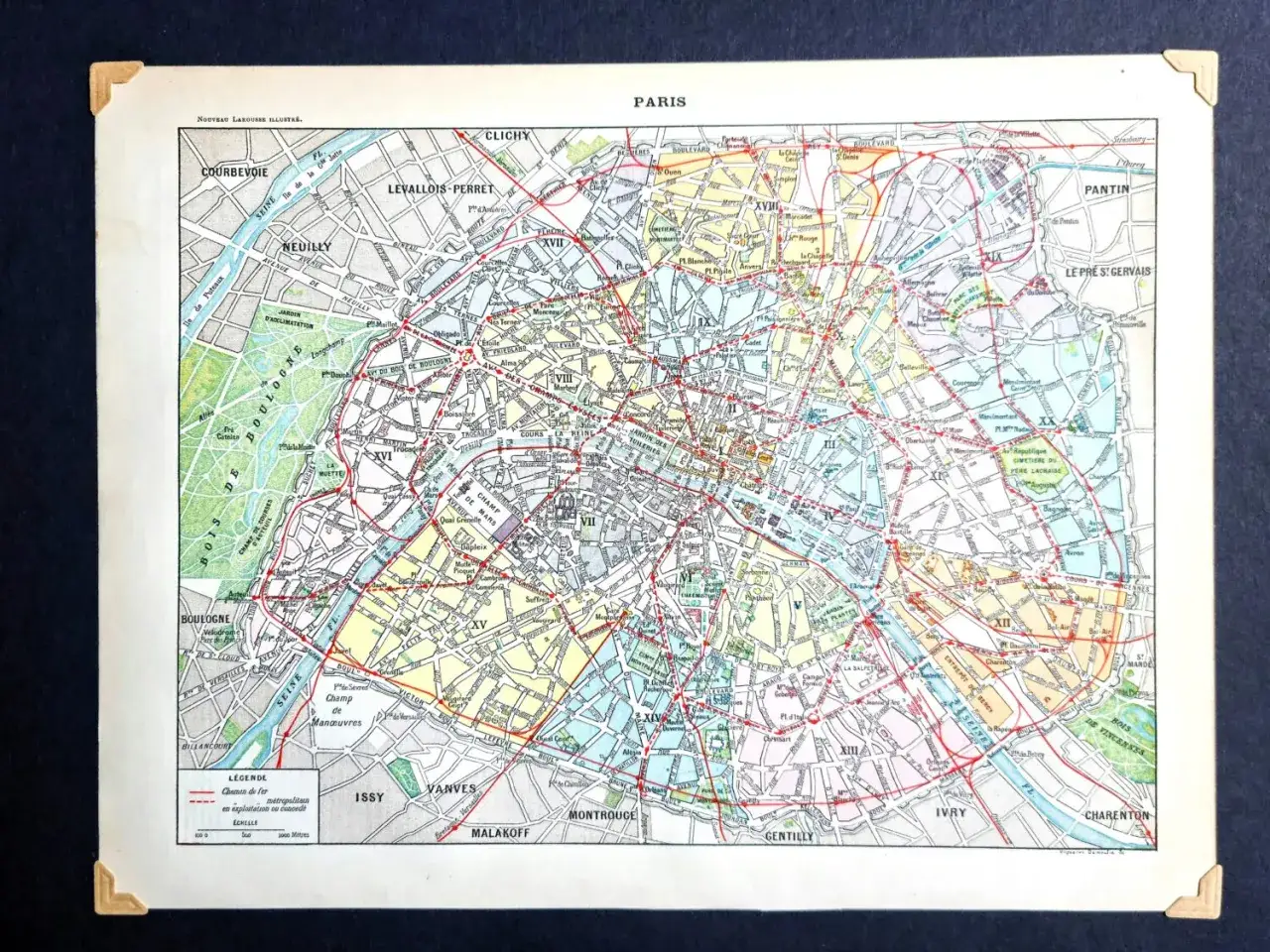 Mapa Paryża z zaznaczonymi dzielnicami i liniami metra. Gdzie jest Paryż? Na tej starej mapie zobaczysz jego serce.