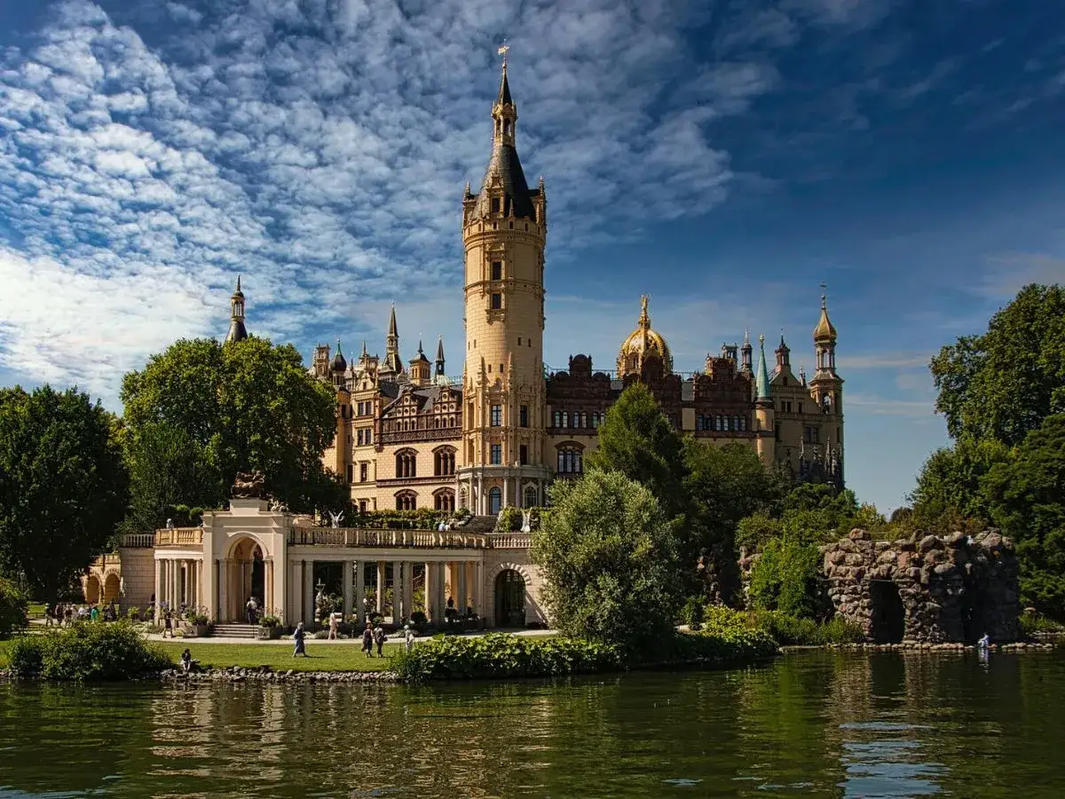 Majestatyczne zamki w Niemczech, jak ten na zdjęciu, zachwycają architekturą i otoczeniem.