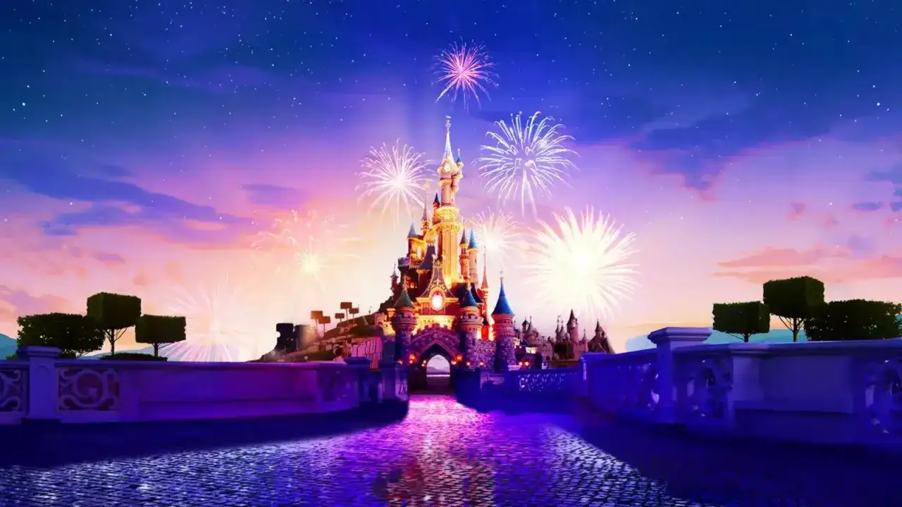 Magiczny zamek w europejskim Disneylandzie rozświetlony fajerwerkami o zachodzie słońca.