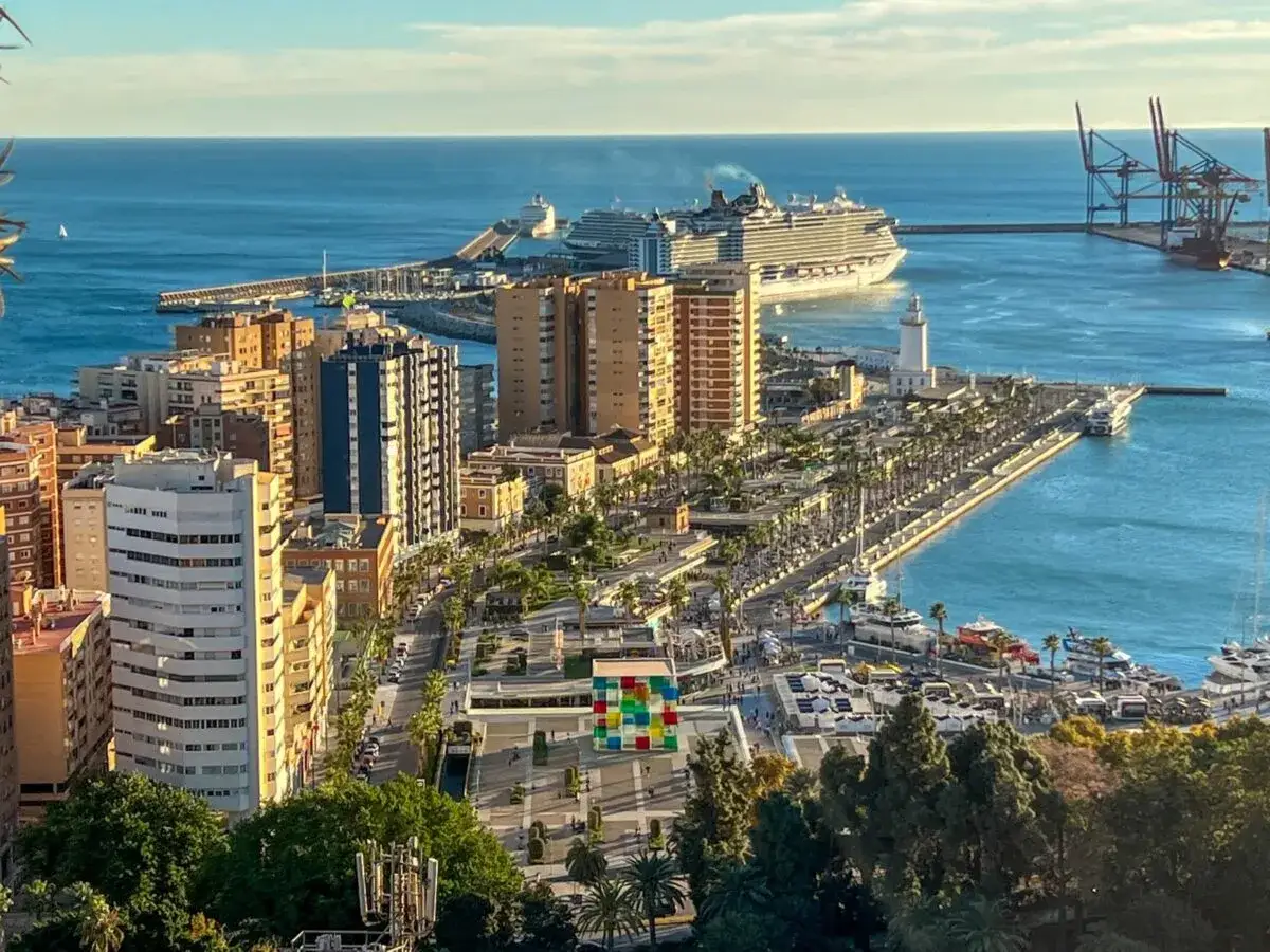 Malaga słynie z portu, gdzie cumują wielkie statki wycieczkowe, pięknej promenady z palmami i nowoczesnej architektury.