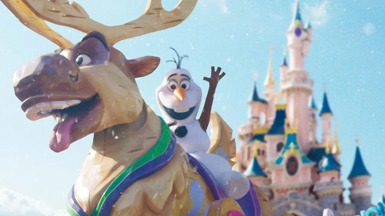 Olaf na reniferze przed zamkiem w Disneylandzie Paryż. Niezapomniane atrakcje czekają!