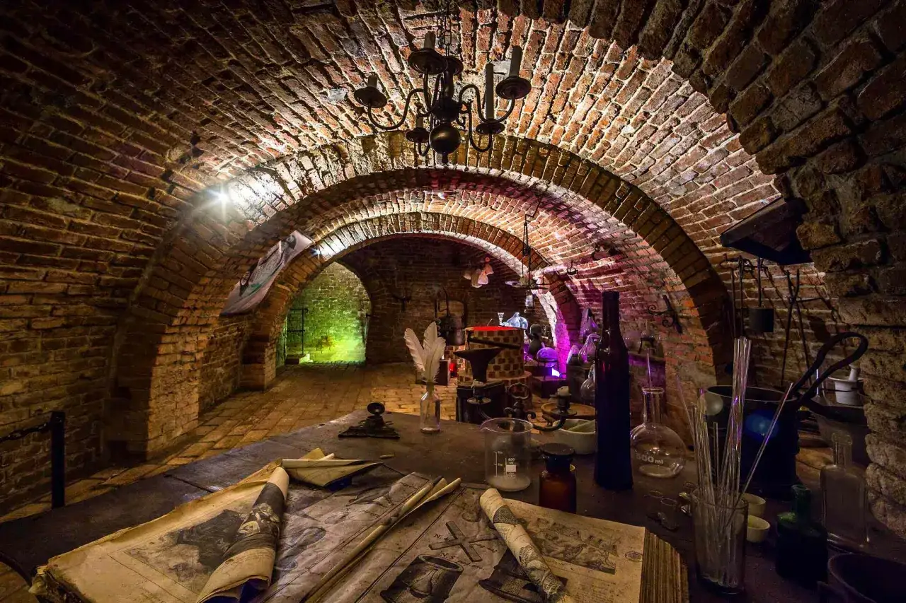 Laboratorium alchemika w piwnicach Brna. Nietypowe atrakcje miasta kryją tajemnice i stare księgi.