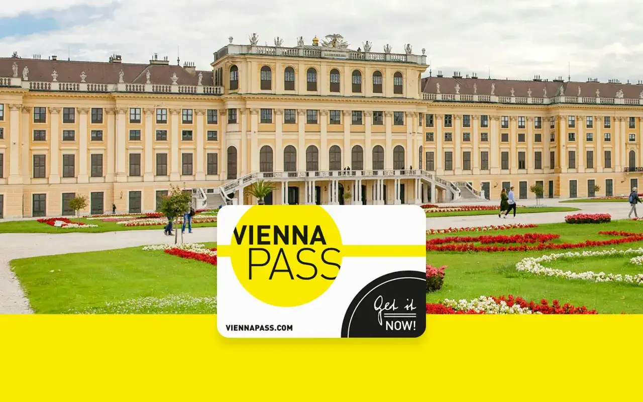 Pałac Schönbrunn i jego ogrody. W rogu karta Vienna Pass, która ułatwi zwiedzanie.