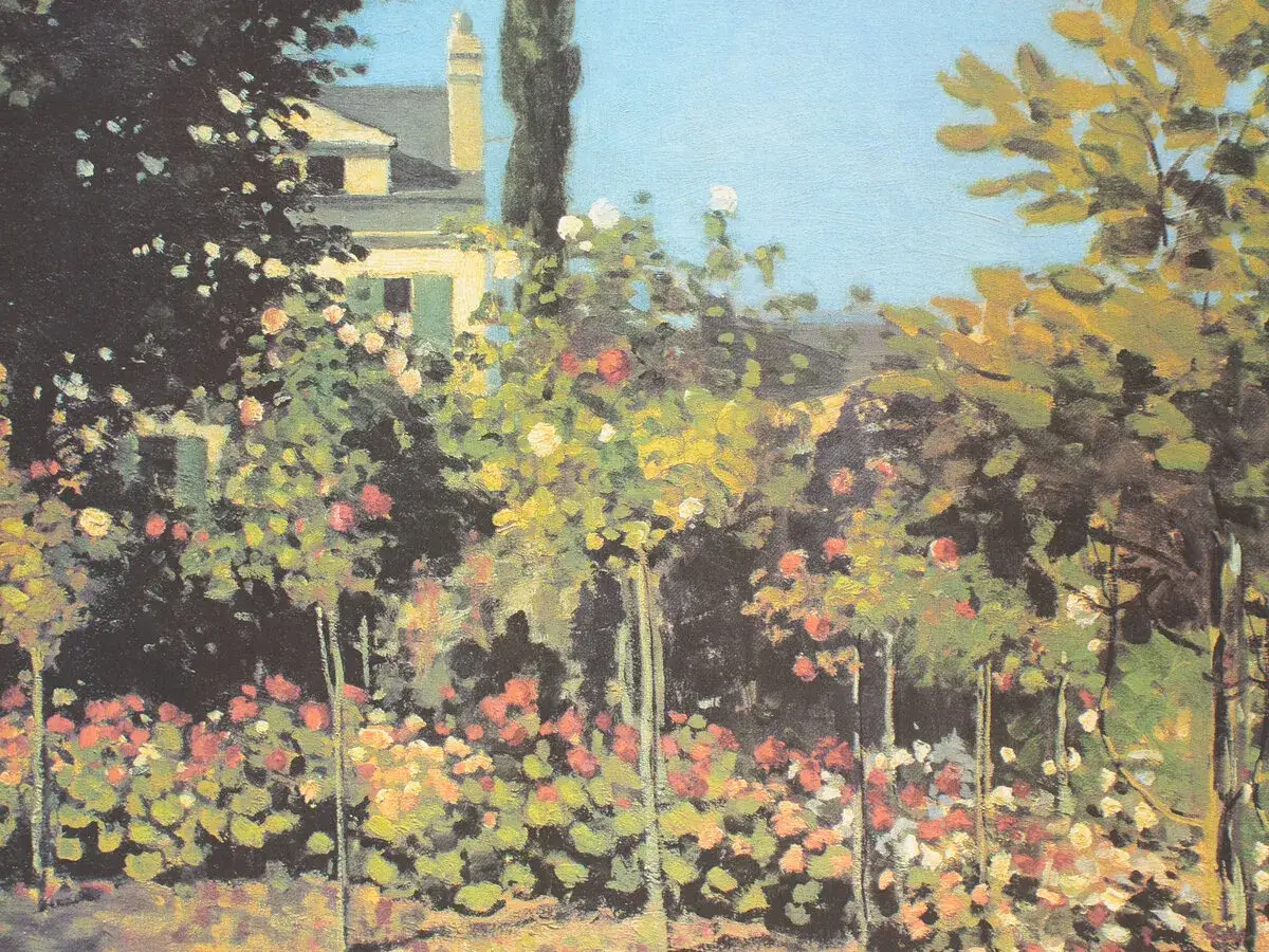Kwiatowy ogród z różami i domem w tle. Ciekawe, czy Claude Monet malował go w słoneczny dzień?