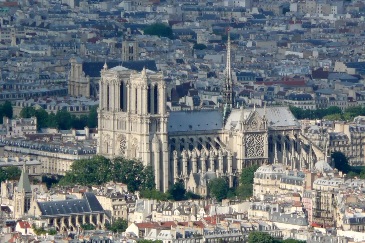 Notre Dame, symbol religia we Francji, góruje nad paryskim krajobrazem.
