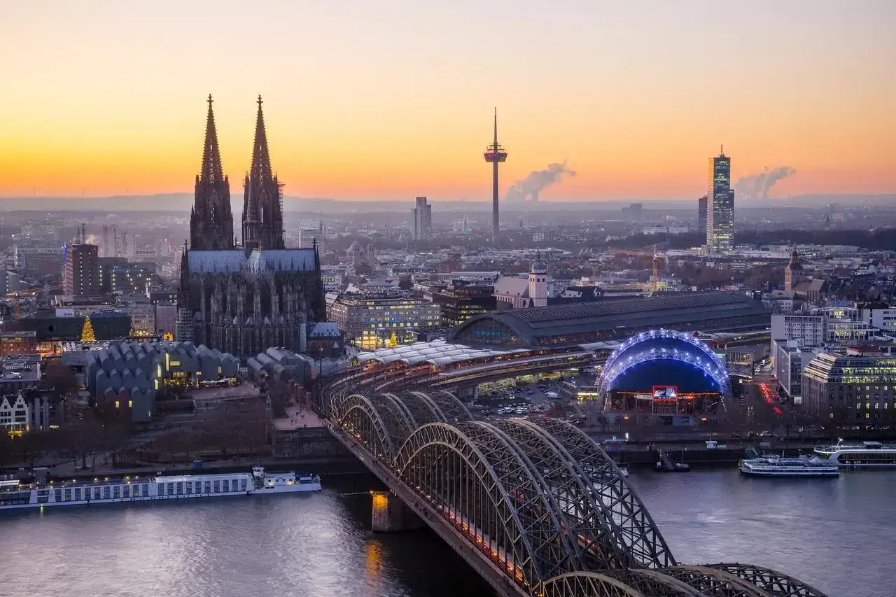 Zachód słońca nad Kolonią. Majestatyczna katedra w Kolonii, most Hohenzollernów i nowoczesna architektura miasta. Ciekawostki o katedrze w Kolonii czekają na odkrycie.