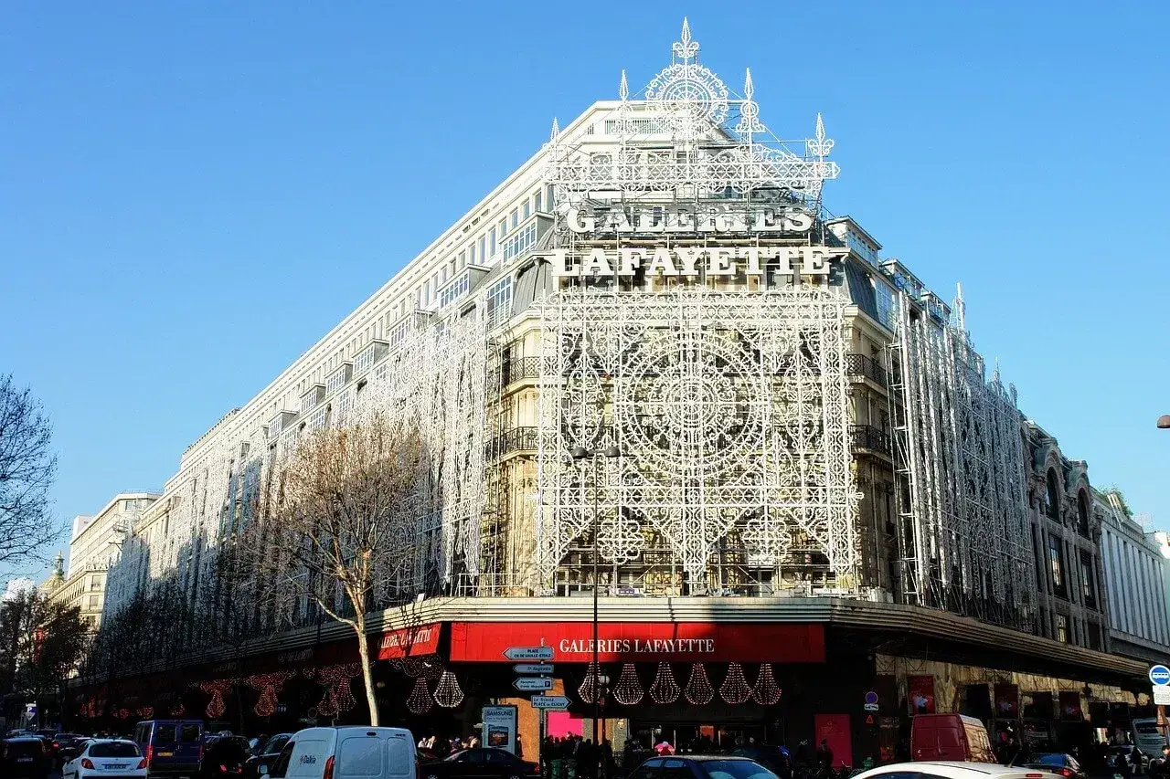 Elegancka fasada Galerii Lafayette, idealne miejsce, by dowiedzieć się, co kupić w Paryżu.