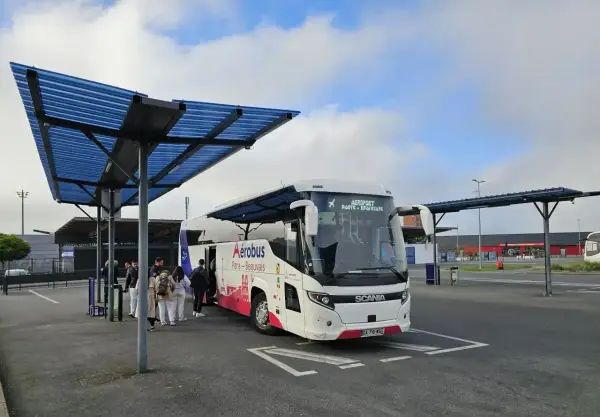 Autobus Aerobus czeka na pasażerów na lotnisku Beauvais. To wygodny transport z lotniska Beauvais do Paryża.